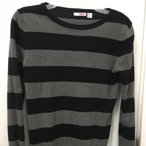 Long sleeve light weight sweater